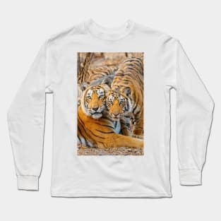 Mother tigress and Cub Long Sleeve T-Shirt